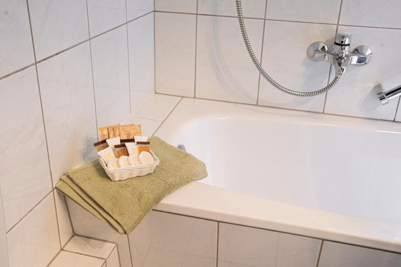 Ferienwohnung Fuer 4, Mitten In โซลิงเงน ภายนอก รูปภาพ